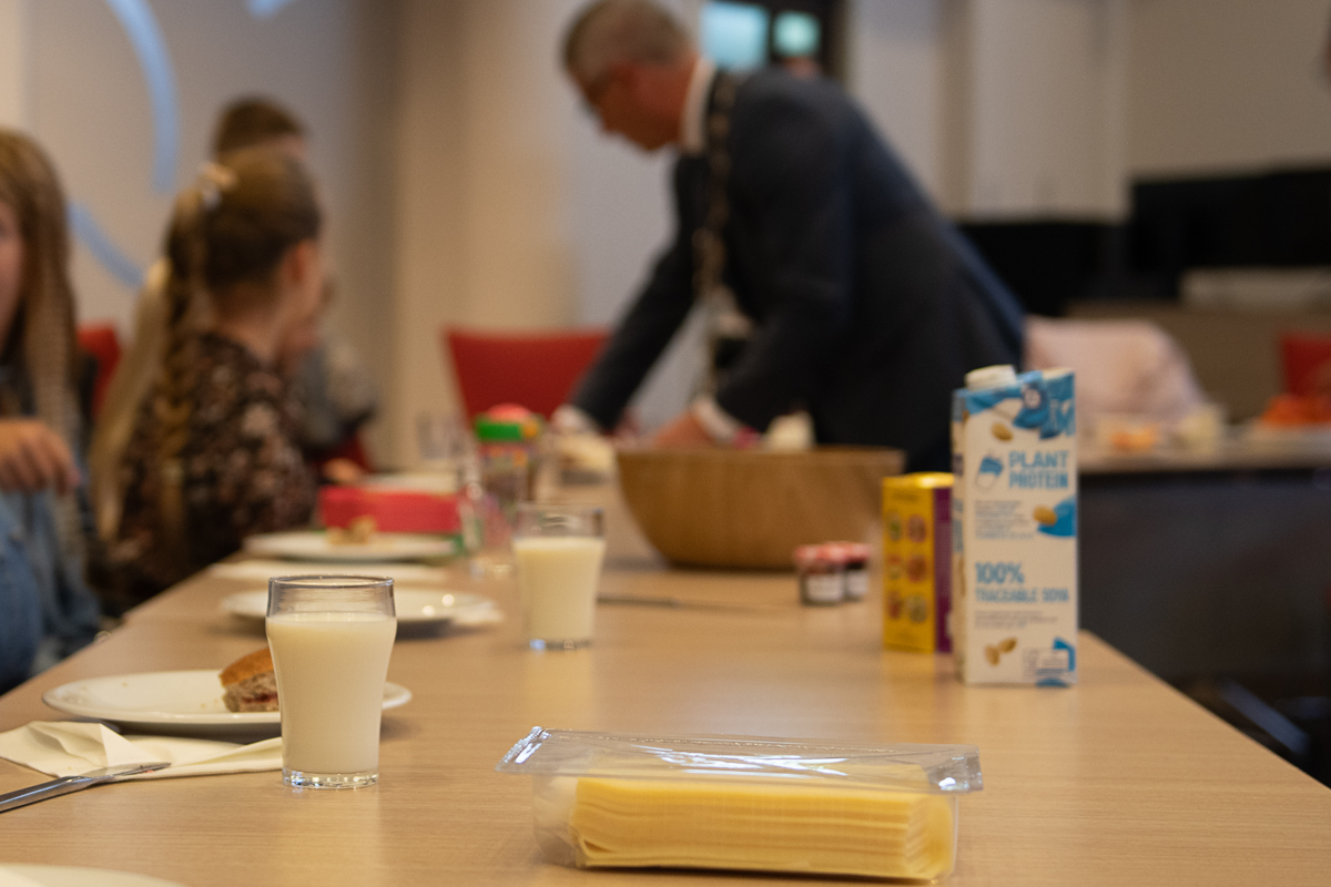 Basisschoolleerlingen  schoven dinsdagochtend aan voor een ontbijt in de raadzaal in het gemeentehuis. Daar werd het Burgemeestersontbijt gehouden (Foto's ArieJan van Termeij / HG24) #Xberichtbijartikel #onlinekrantHG24