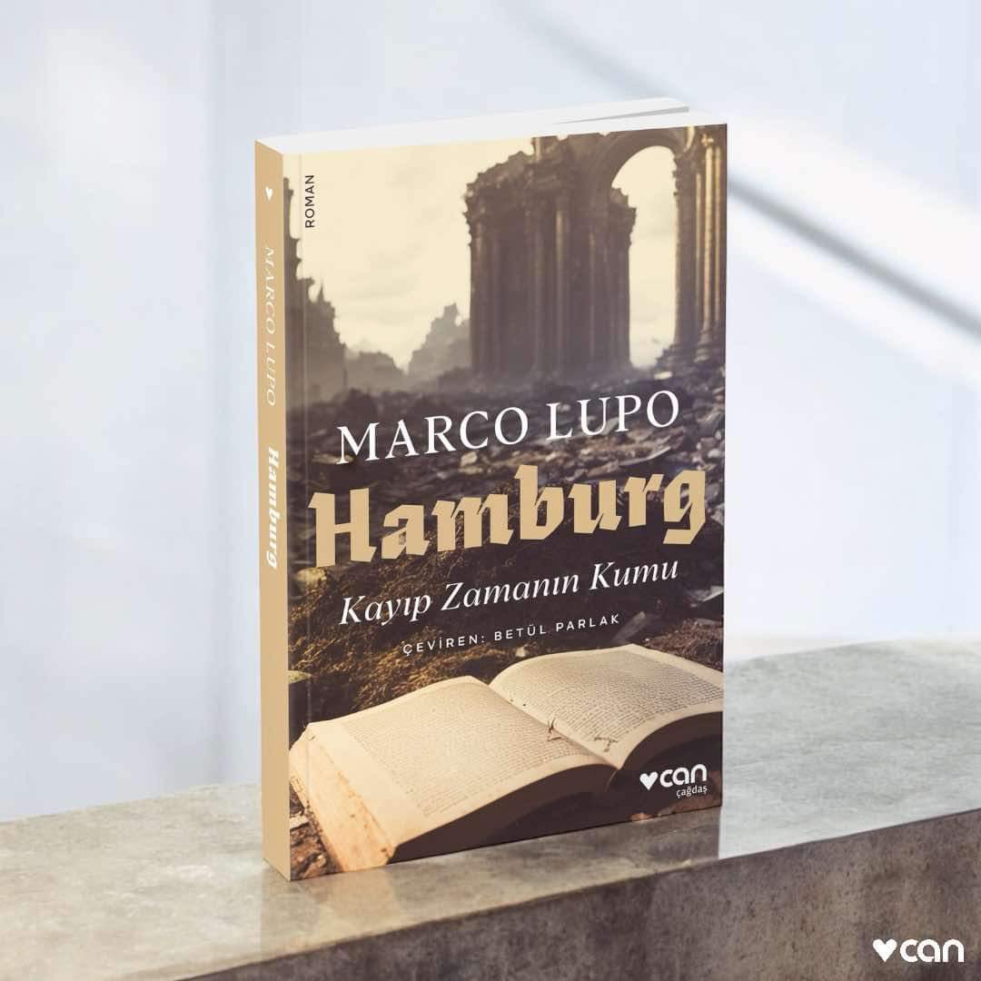 “Hamburg”, kurgu ile gerçeklik, kâbus ile hayaller arasında, açlıktan kesilen seslerin, öfkeden yıpranmış bedenlerin ve kül olmuş anıların tam ortasında heybetli bir anıt gibi yükseliyor.

Merak edenler için canyayinlari.com’da ve bu haftadan itibaren tüm kitapçılarda.