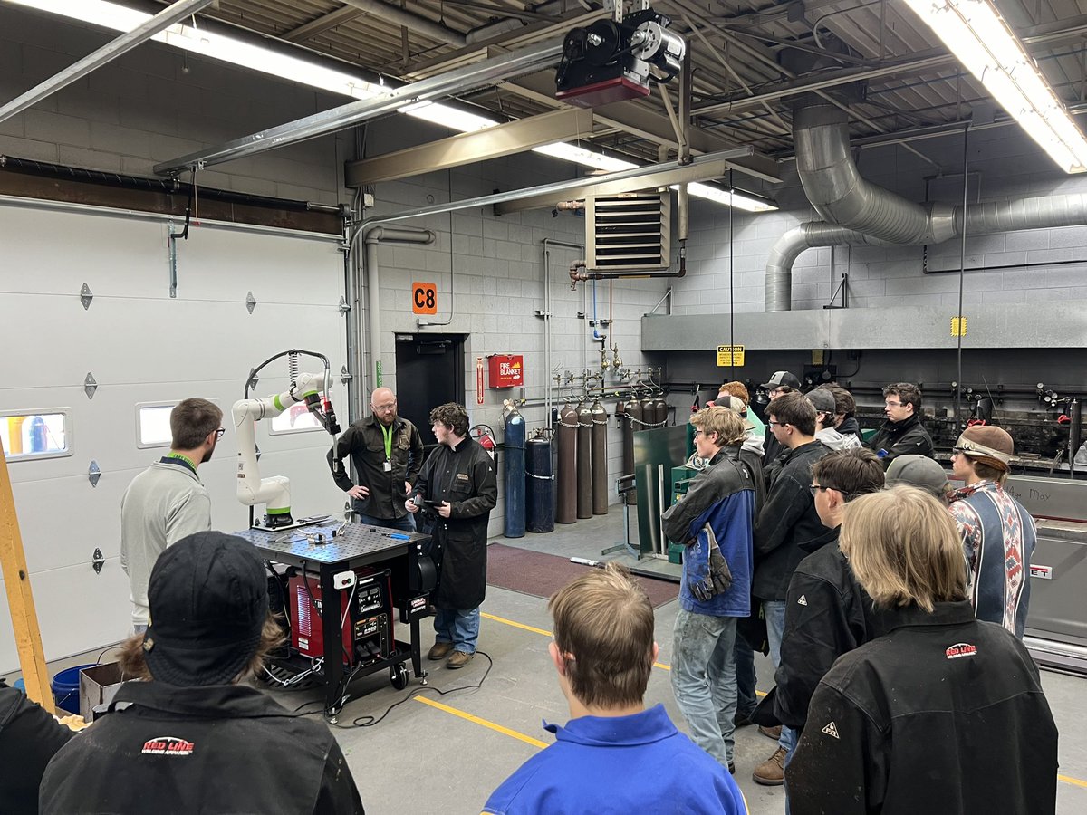 wilson6461's tweet photo. Cheboygan High School students in Mr. Fimbinger’s welding class had an amazing experience today. Reps from Lincoln Electric and Purity Cylinder Gases provided them with a robotic weld training!
#GoChiefs!! https://t.co/5gh86uBA1j