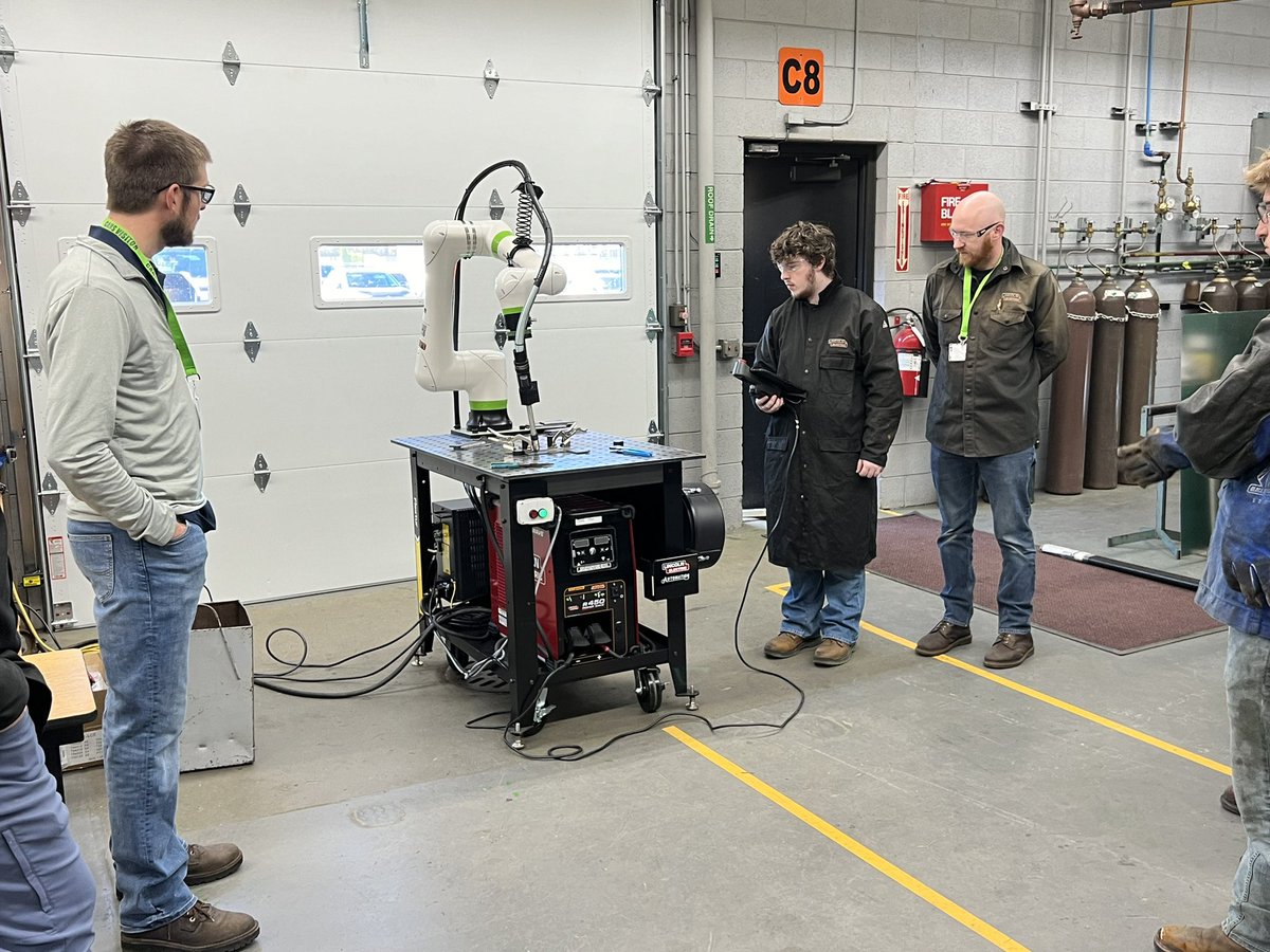 wilson6461's tweet photo. Cheboygan High School students in Mr. Fimbinger’s welding class had an amazing experience today. Reps from Lincoln Electric and Purity Cylinder Gases provided them with a robotic weld training!
#GoChiefs!! https://t.co/5gh86uBA1j