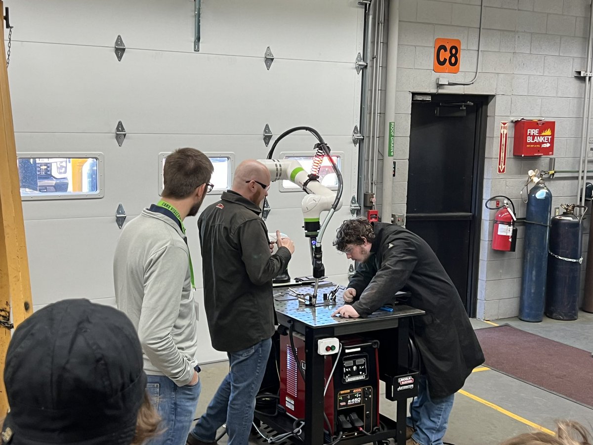 wilson6461's tweet photo. Cheboygan High School students in Mr. Fimbinger’s welding class had an amazing experience today. Reps from Lincoln Electric and Purity Cylinder Gases provided them with a robotic weld training!
#GoChiefs!! https://t.co/5gh86uBA1j