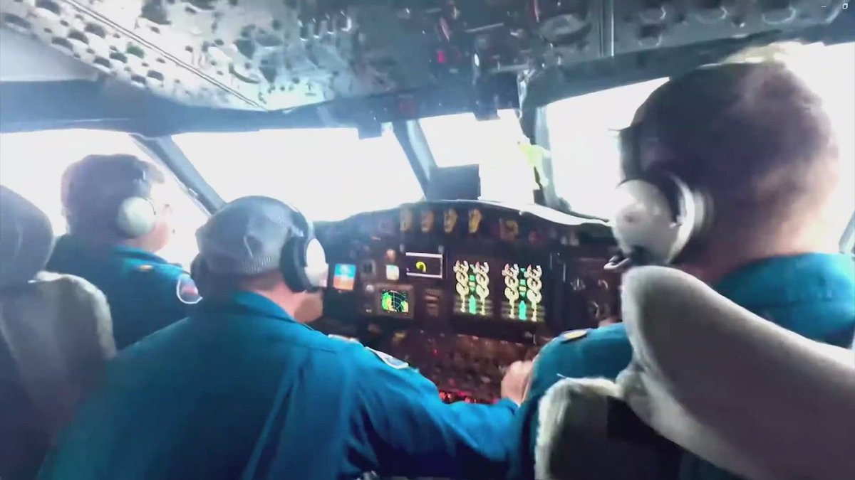 AirNavRadar's tweet photo. Hurricane Hunters in action! πͺοΈβοΈ TEAL72, operated by a Lockheed WC-130J Hercules, is currently flying over #HurricaneMilton.
Track the mission live: https://t.co/aVjflqMPm6
#HurricaneHunters #WC130J #HurricaneTracking https://t.co/hyuNe4KSeE