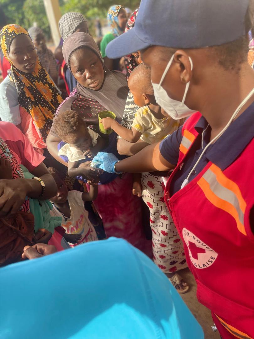 CSenegalaise's tweet image. Trente-six volontaires de la @CSenegalaise de Rufisque, assistent près de 400 réfugiés en instance de rapatriement au Mali, au Niger et en Guinée Bissau, leur pays d’origine. Ces derniers sont accueillis au centre national de formation et d’application de Rufisque depuis vendredi