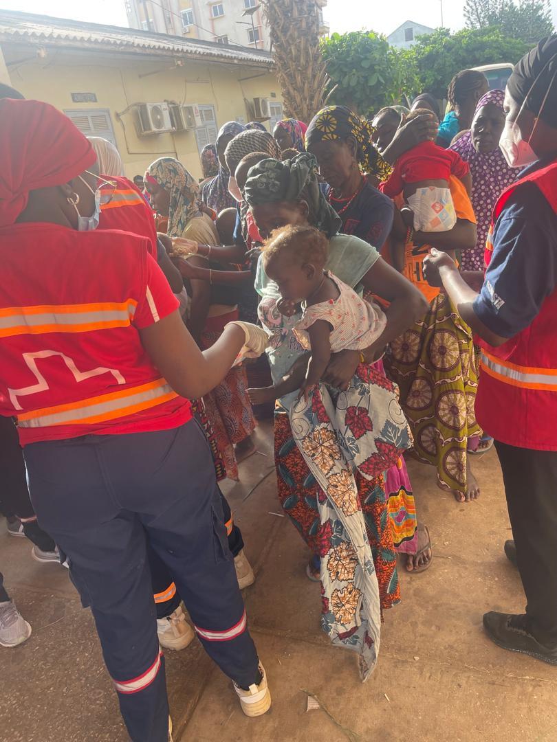 CSenegalaise's tweet image. Trente-six volontaires de la @CSenegalaise de Rufisque, assistent près de 400 réfugiés en instance de rapatriement au Mali, au Niger et en Guinée Bissau, leur pays d’origine. Ces derniers sont accueillis au centre national de formation et d’application de Rufisque depuis vendredi