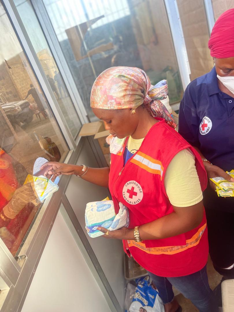 CSenegalaise's tweet image. Trente-six volontaires de la @CSenegalaise de Rufisque, assistent près de 400 réfugiés en instance de rapatriement au Mali, au Niger et en Guinée Bissau, leur pays d’origine. Ces derniers sont accueillis au centre national de formation et d’application de Rufisque depuis vendredi