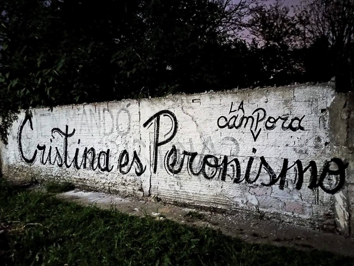 la_campora's tweet photo. CRISTINA ES PERONISMO ✌🏽

Pintadas en todo el país 🇦🇷 https://t.co/xGGSUict3Z