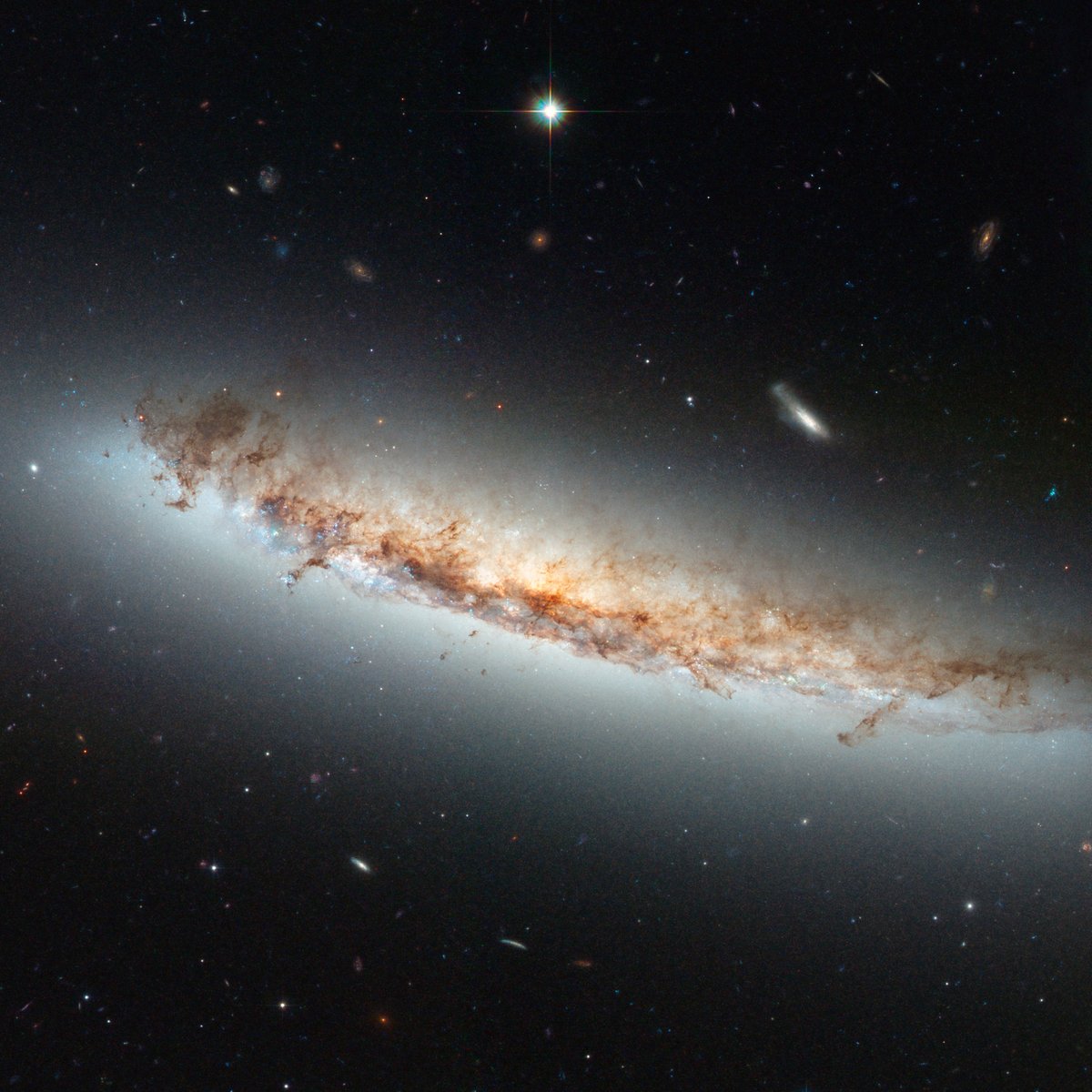 Under pressure ⭐

As the galaxy NGC 4402 moves through space, it meets resistance from interstellar gas and dust it encounters – known as ram pressure.

In this #HubbleClassic view, this effect is seen in the curved appearance of the galaxy's disk: esahubble.org/images/heic091…