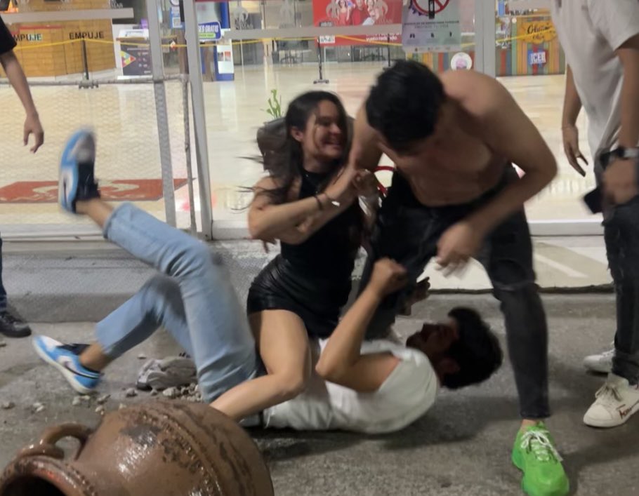 lulu_reportera's tweet photo. Queja:
Maximiliano Zea Salas, sobrino del secretario de Gobierno Carlos Juárez Gil, protagonizó un zafarrancho en Plaza Ánimas el pasado fin de semana.
Golpeó a dos jóvenes, hombre y mujer. Al chico le azotó la cabeza en el piso y se la pateó y a la joven le asestó tres puñetazos...y se fue impunemente.