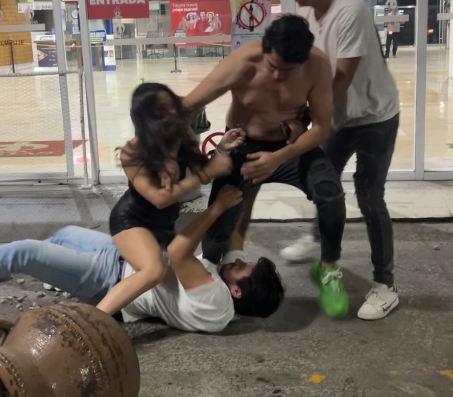 lulu_reportera's tweet photo. Queja:
Maximiliano Zea Salas, sobrino del secretario de Gobierno Carlos Juárez Gil, protagonizó un zafarrancho en Plaza Ánimas el pasado fin de semana.
Golpeó a dos jóvenes, hombre y mujer. Al chico le azotó la cabeza en el piso y se la pateó y a la joven le asestó tres puñetazos...y se fue impunemente.