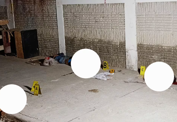 Vector_ecu's tweet photo. La mañana de este martes 8 de octubre, los moradores de El Fortín, en el noroeste de #Guayaquil, encontraron dos cuerpos #decapitados cerca de un plantel educativo particular. Las cabezas estaban a pocos metros de los cuerpos de dos hombres. El hallazgo ocurrió alrededor de la 01:30 tras una llamada anónima al ECU911. 

La @PoliciaEcuador cercó la escena y está investigando las identidades de los fallecidos y las causas del #asesinato. Se sospecha que los hombres no fueron asesinados en el lugar, sino que sus cuerpos fueron abandonados allí. Los residentes de la zona han optado por el silencio y la cautela.

#InformaTech #Noticias #Delincuencia #Inseguridad