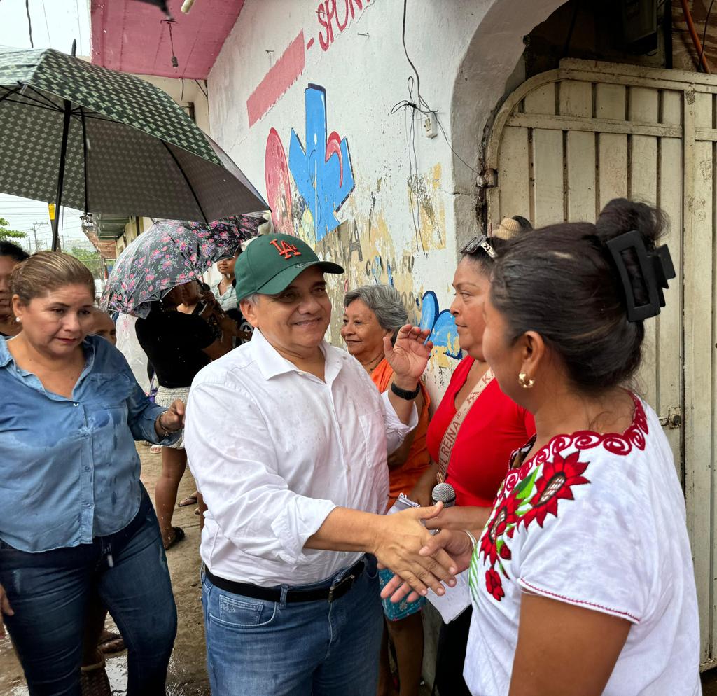 manuelanorve's tweet photo. Acompañado de mis amigos Azucena Escalera y Jaime Colón, el fin de semana visitamos La Postal, en #Acapulo, donde entregamos insumos alimentarios para ayudar a quienes más lo requieren. En estos tiempos difíciles, la solidaridad es nuestra mayor fortaleza. #VamosASalirAdelante https://t.co/pkXkh7n4sU