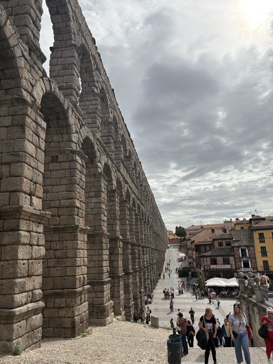 CUNYClassicsGC's tweet photo. With the conference at the Universidad de Córdoba done, Keren Freidenreich sends us pictures of Roman aqueducts from 1st century Segovia
#ClassicsTwitter #Aqueduct #Spain #RomanSpain #ashlar #ClassicsGC #HumanitiesGC #ancientarchitecture @GC_CUNY @HumanitiesGC @GradCenterNews https://t.co/9O8OJ7xnO4