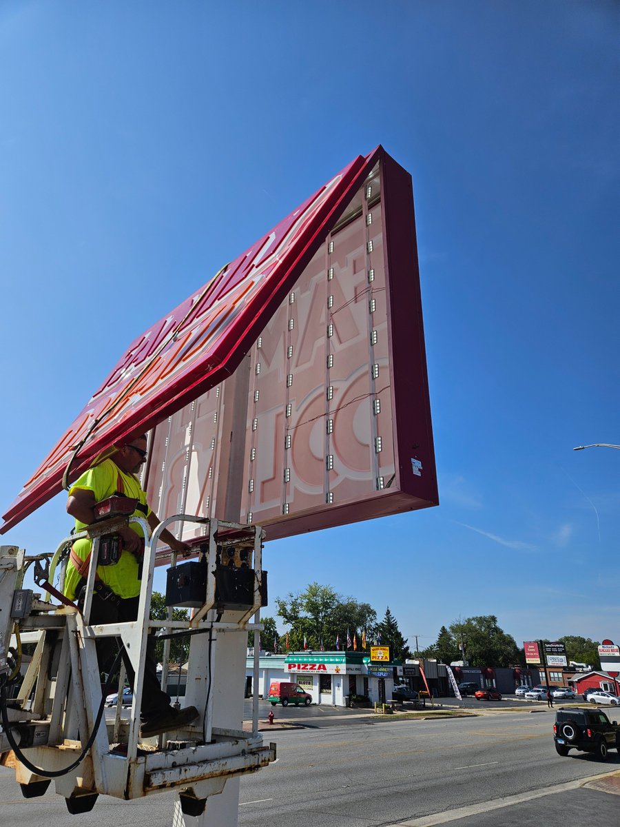 OmegaSignChicag's tweet image. LED signs offer superior brightness, energy efficiency, longer lifespan, and environmental friendliness, making them a cost-effective and environmentally friendly alternative to traditional lights. 💡🌍 #LEDsigns #energyefficient