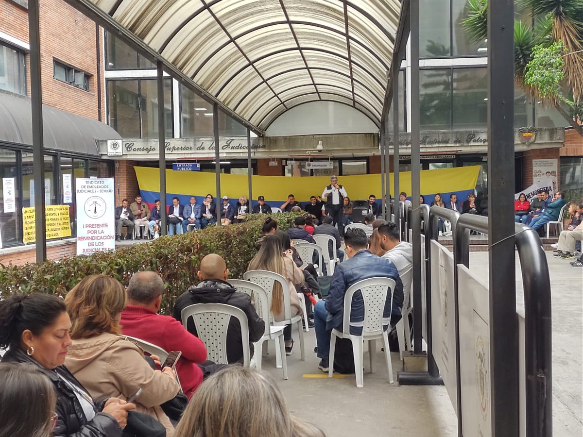 asonalprensa's tweet photo. Paloquemao Presente Presente Presente https://t.co/daGhFkVDDY