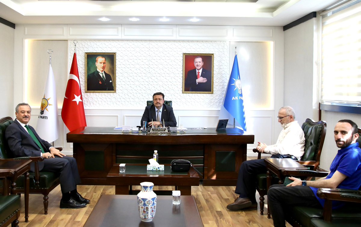 İlahiyatçı Yazar Sayın Muzaffer Ceylan ve AHS Grup Yönetim Kurulu Başkanı ve Geçmiş Dönem Belediye Meclis Üyemiz Sayın Sayın Ahmet Eviz, İl Başkanımız Sayın Fatih Muhaddis Fedaioğlu’na hayırlı olsun ziyaretinde bulundu. 

Nazik ziyaretleri ve hayırlı olsun temennileri adına Sayın