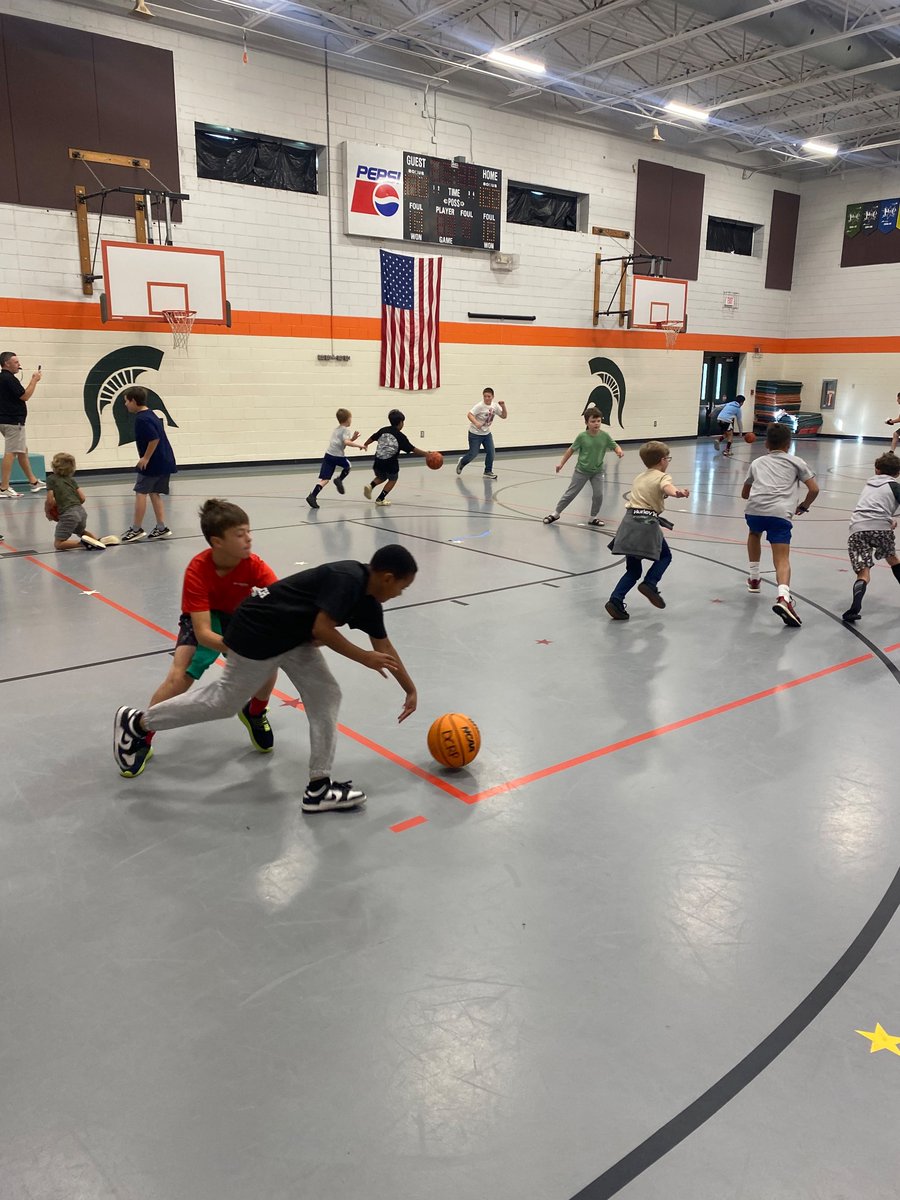 CharlieCrensha2's tweet photo. Special thanks to Justin Dotson, Athletic Program Director from the Davie Co Recreation and Parks,  for coming to lead our PE classes today at Pinebrook! Our kids are excited about rec league hoops this season! https://t.co/5K6rkvSQNE