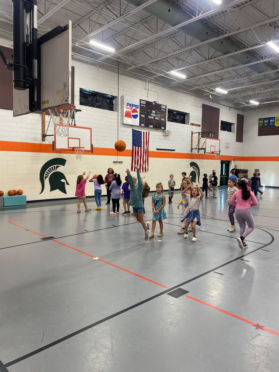 CharlieCrensha2's tweet photo. Special thanks to Justin Dotson, Athletic Program Director from the Davie Co Recreation and Parks,  for coming to lead our PE classes today at Pinebrook! Our kids are excited about rec league hoops this season! https://t.co/5K6rkvSQNE