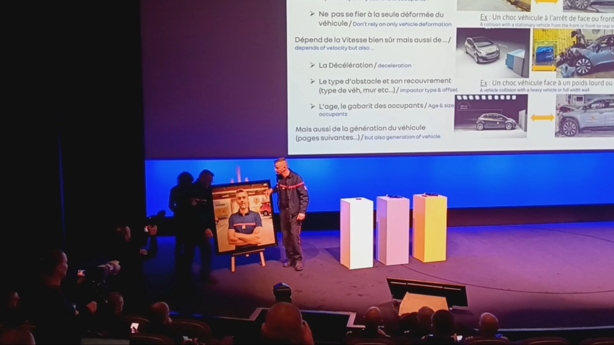 pompiers78's tweet photo. #Hommage | Le séminaire @renaultgroup dédié aux services de secours a démarré ce matin par un magnifique hommage rendu au lieutenant-colonel Christophe Lenglos, des @pompiers78 qui nous a quitté cette année. 

Un moment d'émotions intenses, marqué par le discours du colonel @StephaneMillot, et qui s'est clôturé par un applaudissement emprunt d'un profond respect de tous les participants.

Le lieutenant-colonel Lenglos était le référent du Sdis 78 détaché auprès du groupe Renault depuis le début du partenariat qui unit les 2 entités. 
👉 Vous pouvez retrouver la vidéo réalisée par Renault sur : https://t.co/8wgQXJGbpC