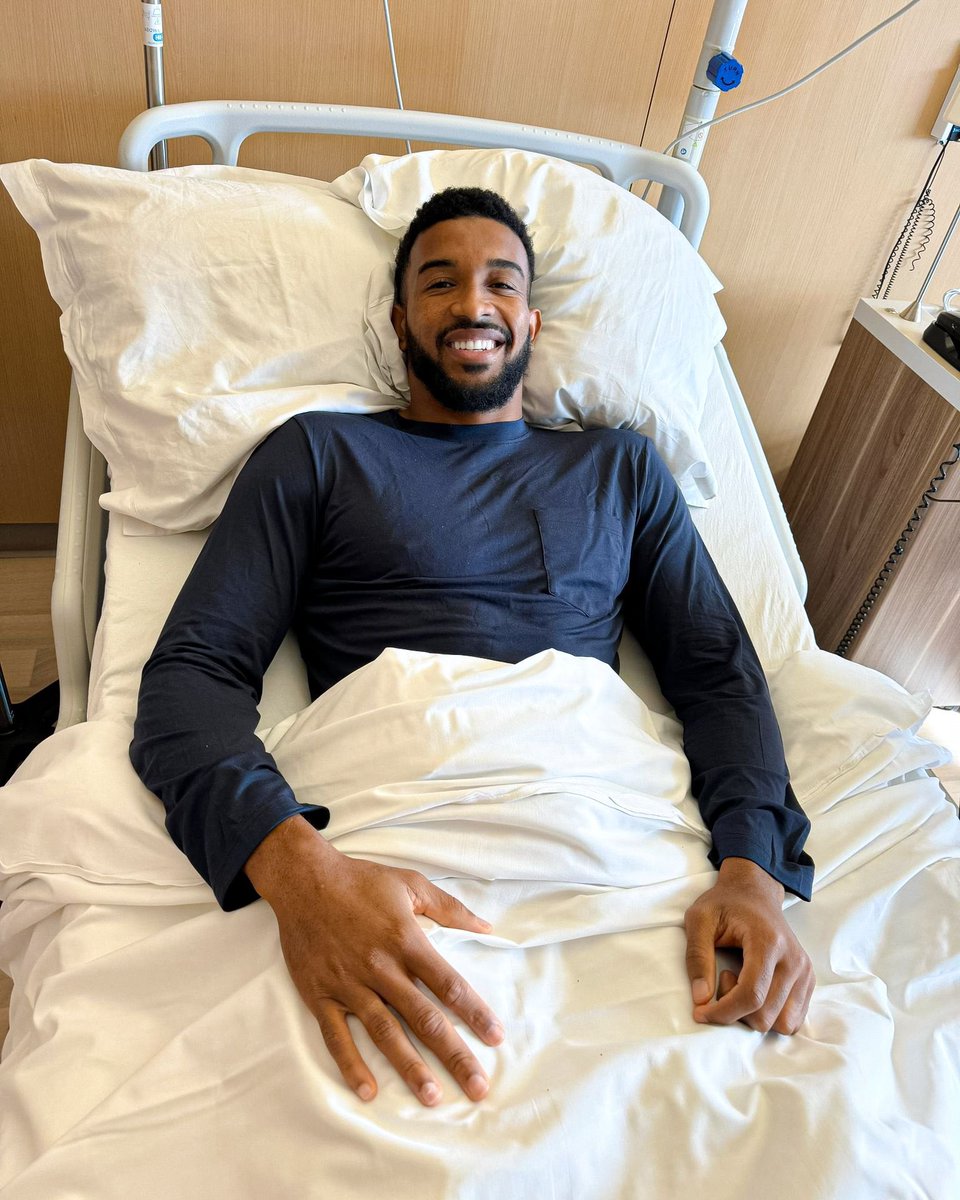 bremeroficial's tweet photo. Questo è il primissimo passo verso il rientro! Grazie a tutti per i messaggi che mi avete mandato, l'affetto che ho ricevuto in questi giorni è stato qualcosa di fantastico 🙏🏾❤️ 

#Br3mer https://t.co/DynKPzaRPH
