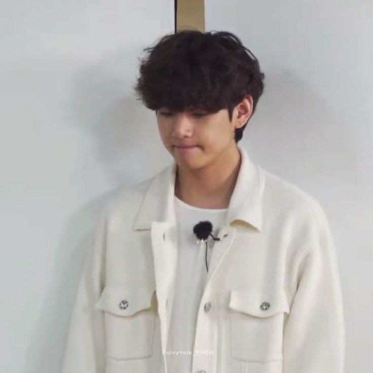 "พี่บอกเธอกี่ครั้งแล้วว่าอย่ามาหาพี่ตอนทำงาน"

'เค้าขอโทษ'

"แล้วนี่มาทำไม"

'ข้าวที่กองพี่อร่อย เค้าชอบกิน'

"พี่ครับ ตักข้าวให้น้องหน่อยหาที่นั่งให้เขาด้วยนะครับ"

'พี่ใจดีที่สุดเลย'

"พี่ไม่อยากเห็นเธอมายืนซื่อบื้ออยู่ตรงนี้เฉยๆ กินเสร็จแล้วก็รอกลับพร้อมกันล่ะ"