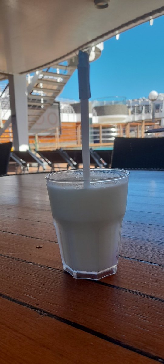 Pina colada met uitzicht op Santorini