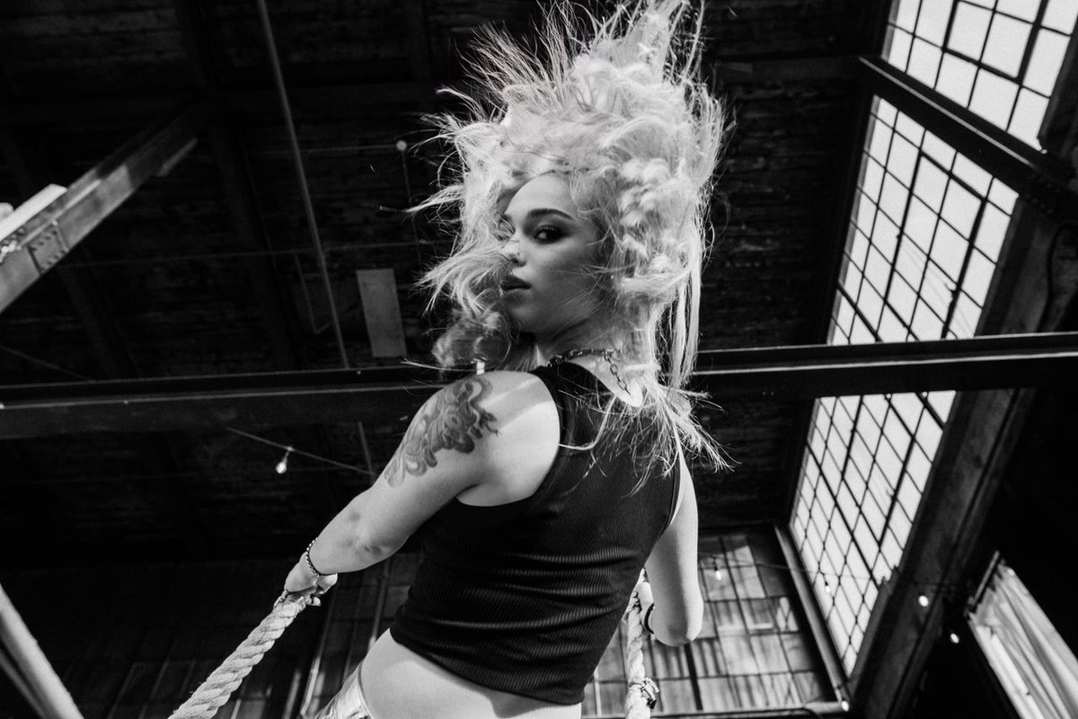 INTRODUCING: <a href="/AvalonStone_/">Avalon Stone</a> - the Canadian singer songwriter is a proven force to be reckoned with. Her recent single Cliffhanger is a hard hitting battle between hope and fear. 

Read more (Q&amp;A): rockstate.co.uk/post/introduci…