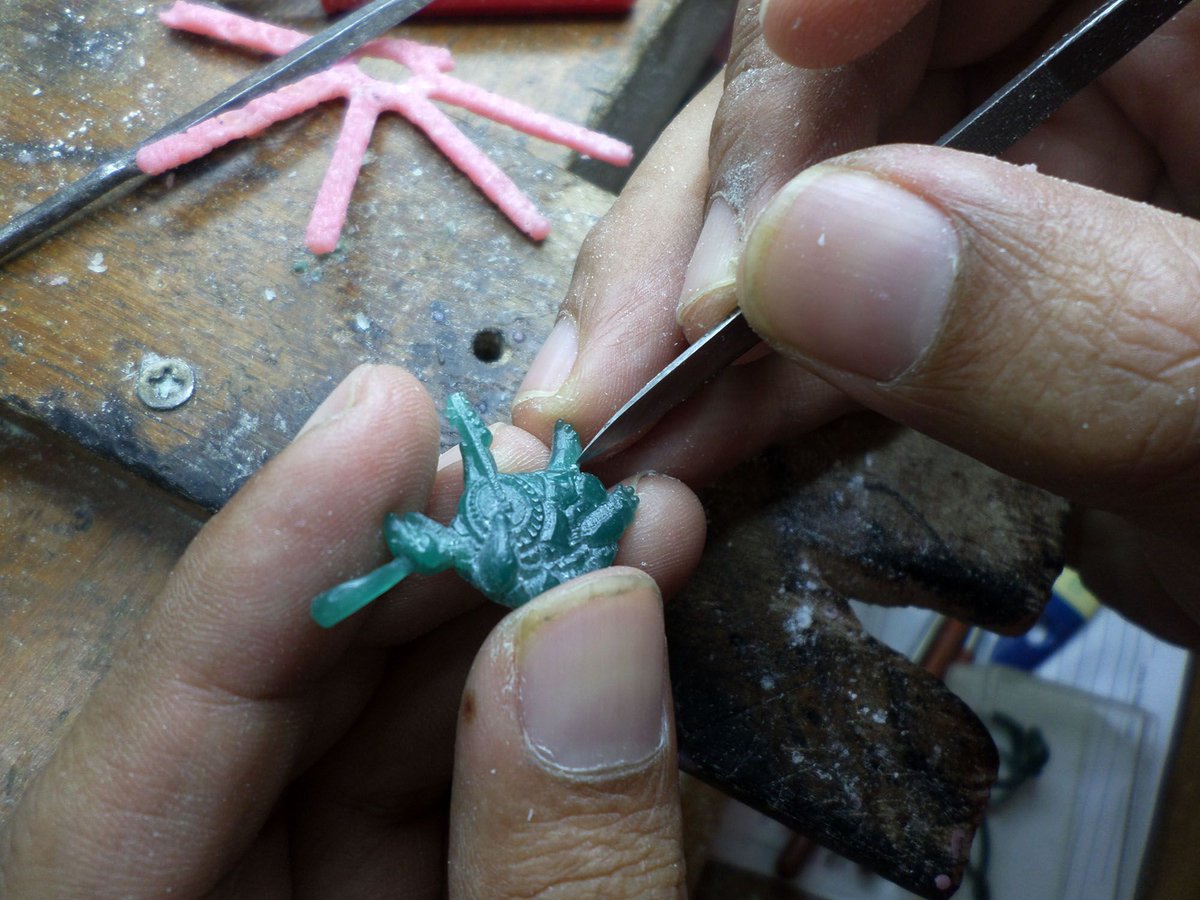 GDJewelryxCG's tweet photo. Every piece of our Grateful Dead Collection is handcrafted with care and inspired by the music that moves us. 🎸🔨 Here’s a peek behind the scenes of how we bring these iconic designs to life! #BehindTheScenes #Craftsmanship #GratefulDeadJewelry https://t.co/9foikbKjji