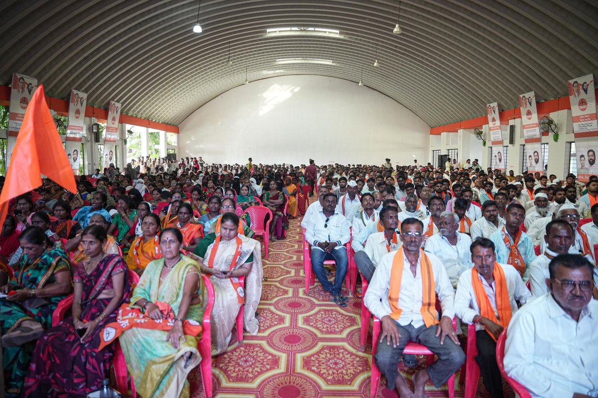 DrSEShinde's tweet photo. आपला जनसंपर्क अधिक वाढवून संघटनेला अधिक बळ देत मुख्यमंत्री साहेबांचे हात आपल्याला अधिक भक्कम करायचे आहे, असे आवाहन यावेळी सर्वांना केले. तर यावेळी बीड मधील शिवसैनिकांनी उत्स्फूर्त प्रतिसाद देत आगामी निवडणुकीत विजयाचा संकल्प सोडला..!! https://t.co/up32FmVqrZ