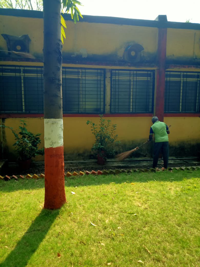 PRO_HEF's tweet photo. Cleanliness drive at HEF Laboratory by employees of High Explosives Factory ( A Unit of Munitions India Limited)today. 
#SpecialCampaign4 
#SwachhtaHiSeva2024 
#SBD2024 
#SHS2024 
@IndiaMunitions https://t.co/gruHHgLjJ9