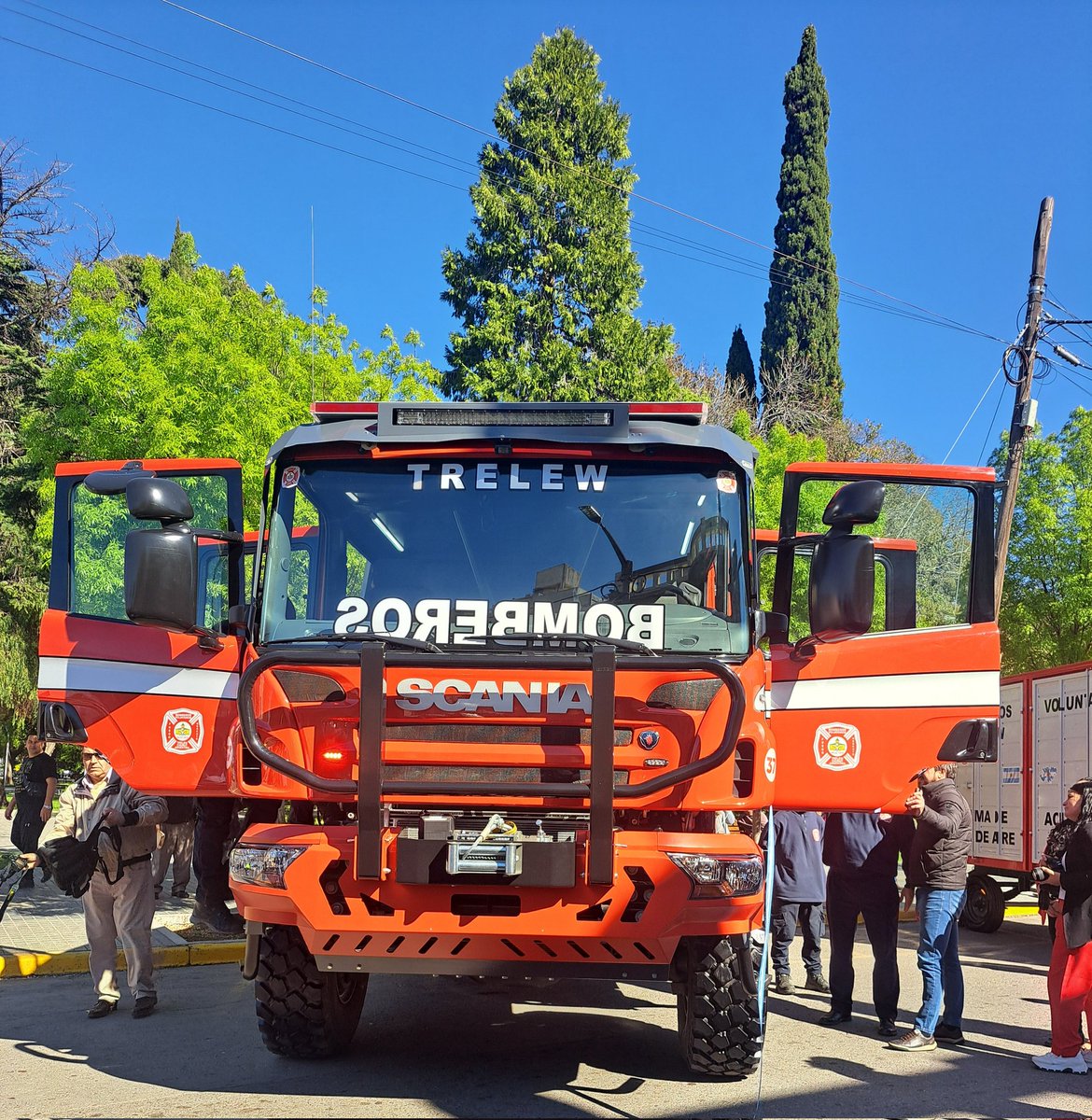 baskovcmariabel's tweet photo. Participamos de la presentación de dos nuevas unidades móviles y equipamiento adquiridos por la Asociación de Bomberos Voluntarios de #Trelew 
Valoramos esta inversión de más de 143 millones de pesos aportados por todos los vecinos de la ciudad. https://t.co/SDU0MOq6XD