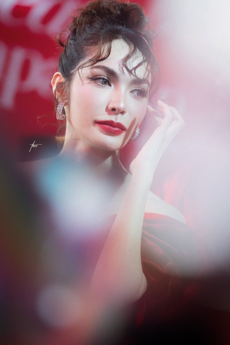 bluethunderq's tweet photo. 🤍✨

CL X BEAUTY COMPANION
#BT13thAnniversaryxCharlotte https://t.co/UrtXJ4soPD