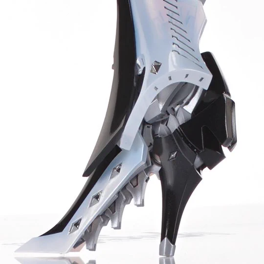 ロボットにおける美しさの最高到達点の一つがダス・ゴーストだと俺は思う。コレだよ。この美しさだよ。余計なものを排して、華美な装飾は最低限に、しかしてこの情報量。完璧なカラーバランス。カイゼリンに勝るとも劣らないね。 