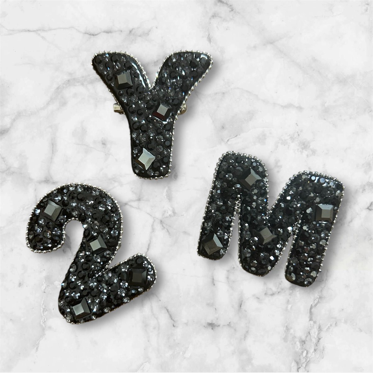 .
新作ブローチ🧷

－－－－－－－－－－－－－－－
プロフィール欄から公式サイトに
アクセスできます❤︎

#chérie#シェリー#ハンドメイドアクセサリー#ブローチ#大人女子#ママコーデ
cherie917.shop