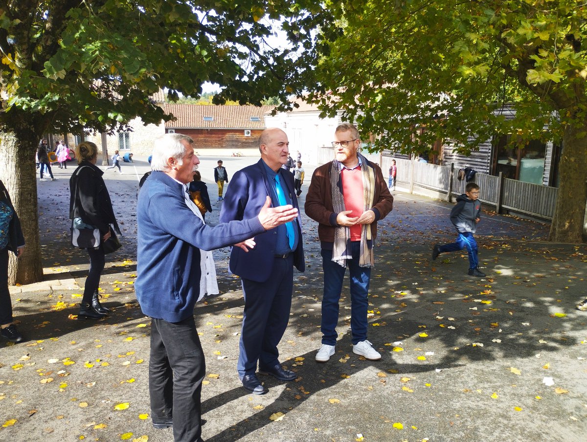 dsden16's tweet photo. #fetedelascience |Débat philo à l’école de #taponnat sur l’utilité des maths ➕ résolution d’un pb en plusieurs étapes. Une action menée par 2 profs [maths et d’histoire-géo] du Clg de #Chasseneuil. Un bel exemple de rapprochement école-clg né grâce au réseau ECLORE. 👋 https://t.co/TOVqwGOMCi