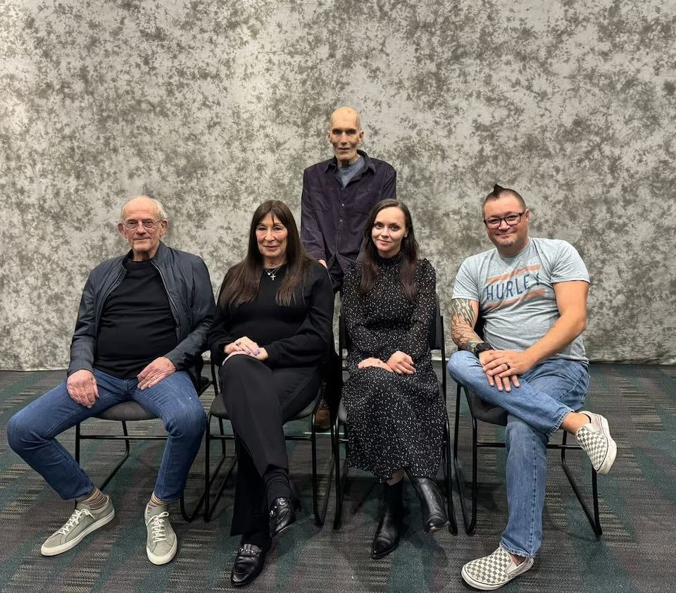 GilbertoBrenis's tweet photo. Los actores #AnjelicaHuston, #ChristinaRicci, #ChristopherLloyd, #JimmyWorkman y #CarelStruycken de reunieron a 33 del estreno de la cinta #LosLocosAddams. https://t.co/W73sts6W6T