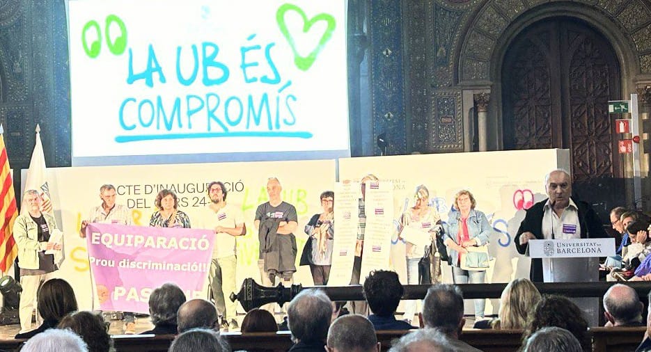 📣A la  <a href="/UniBarcelona/">Universitat de Barcelona</a> el PTGAS  funcionari (personal d'Administració), protesta a la inauguració de curs 2024-25
👉La Junta de PTGAS llegeix comunicat, en presencia del <a href="/RectorUB/">Rector Joan Guàrdia</a>  i Consellera <a href="/recercauniscat/">Recerca i Universitats</a> 
👉 Exigim l'equiparació retributiva, inclòs els serveis prestats!😡💜