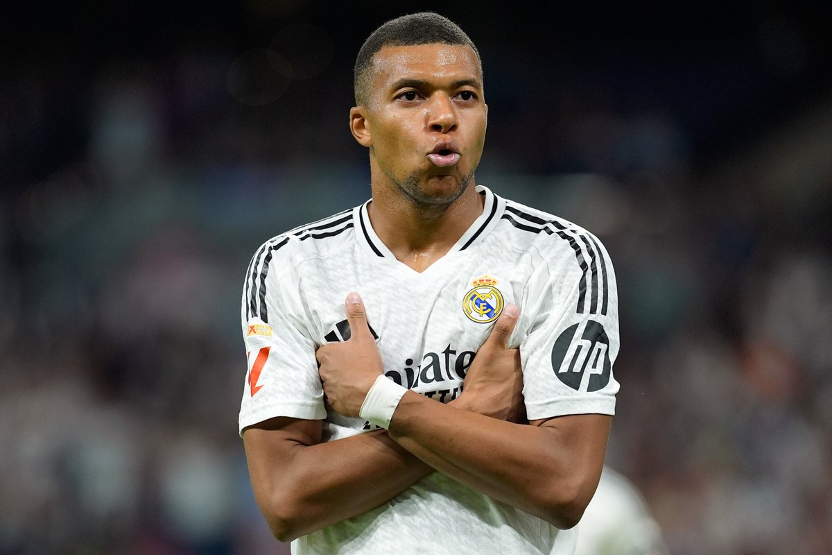 ActuFoot_'s tweet image. 🚨 OFFICIEL ! Kylian Mbappé est élu 𝗝𝗢𝗨𝗘𝗨𝗥 𝗗𝗨 𝗠𝗢𝗜𝗦 de septembre au Real Madrid ! 🤍🇫🇷