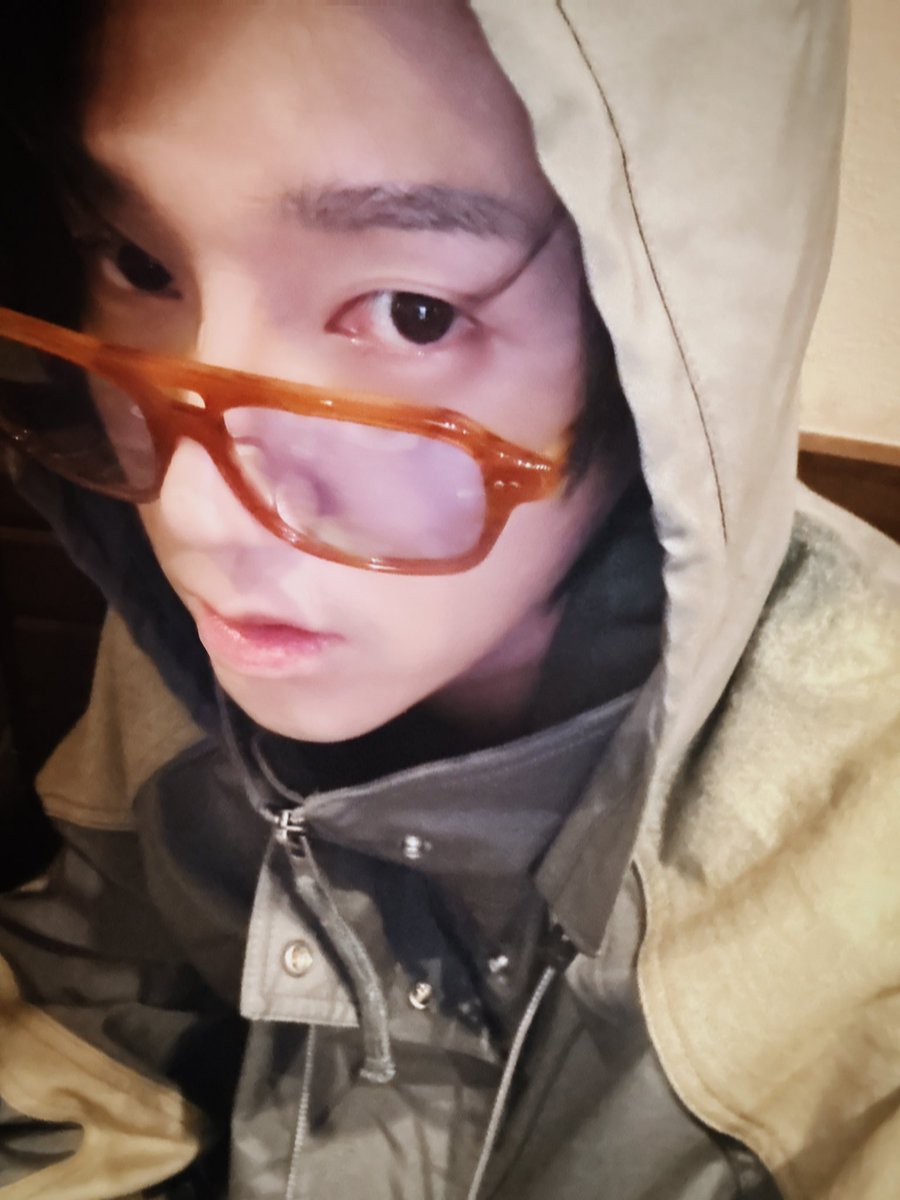 shfly3424's tweet photo. Almost there, just wait a minute. 🍂 @YESUNG_smtown https://t.co/n6WpLCzqap