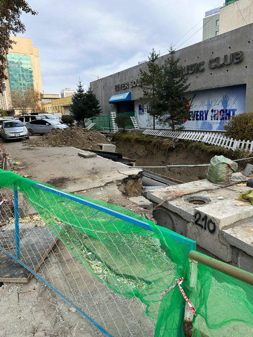 4 турба 100м газар 4 сар ухнатаж байж 40Км урт метро барина гэж бүлтрэхээсээ ичээч!