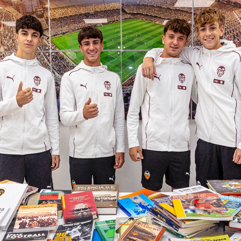 Academia_VCF's tweet photo. 📚 La Academia VCF pone en marcha una 𝐁𝐢𝐛𝐥𝐢𝐨𝐭𝐞𝐜𝐚 𝐃𝐞𝐩𝐨𝐫𝐭𝐢𝐯𝐚 para sus jugadores
🦇 “Educamos personas, formamos futbolistas”
#ADNVCF #VCFEduca