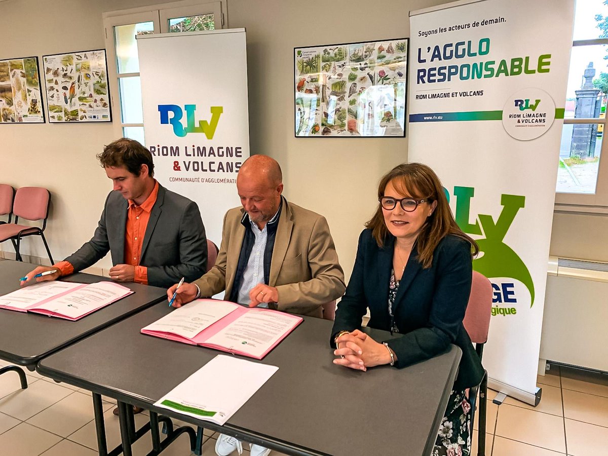 Riom Limagne et Volcans Agglomération (@rlv_agglo) on Twitter photo #Environnement |🌿🤝<a href="/fbonnichon/">Bonnichon Frederic</a>, président de <a href="/RLV_agglo/">Riom Limagne et Volcans Agglomération</a>, Nathalie Abélard, VP déléguée à l'Environnement et <a href="/hblandes/">Henri Landes</a>, Co-fondateur de <a href="/landestini/">Landestini, La terre est notre destin.</a>, ont signé une convention pour créer un incubateur d’entrepreneurs et d’entreprises au service de la transition écologique ! 👏 #Environnement |🌿🤝<a href="/fbonnichon/">Bonnichon Frederic</a>, président de <a href="/RLV_agglo/">Riom Limagne et Volcans Agglomération</a>, Nathalie Abélard, VP déléguée à l'Environnement et <a href="/hblandes/">Henri Landes</a>, Co-fondateur de <a href="/landestini/">Landestini, La terre est notre destin.</a>, ont signé une convention pour créer un incubateur d’entrepreneurs et d’entreprises au service de la transition écologique ! 👏