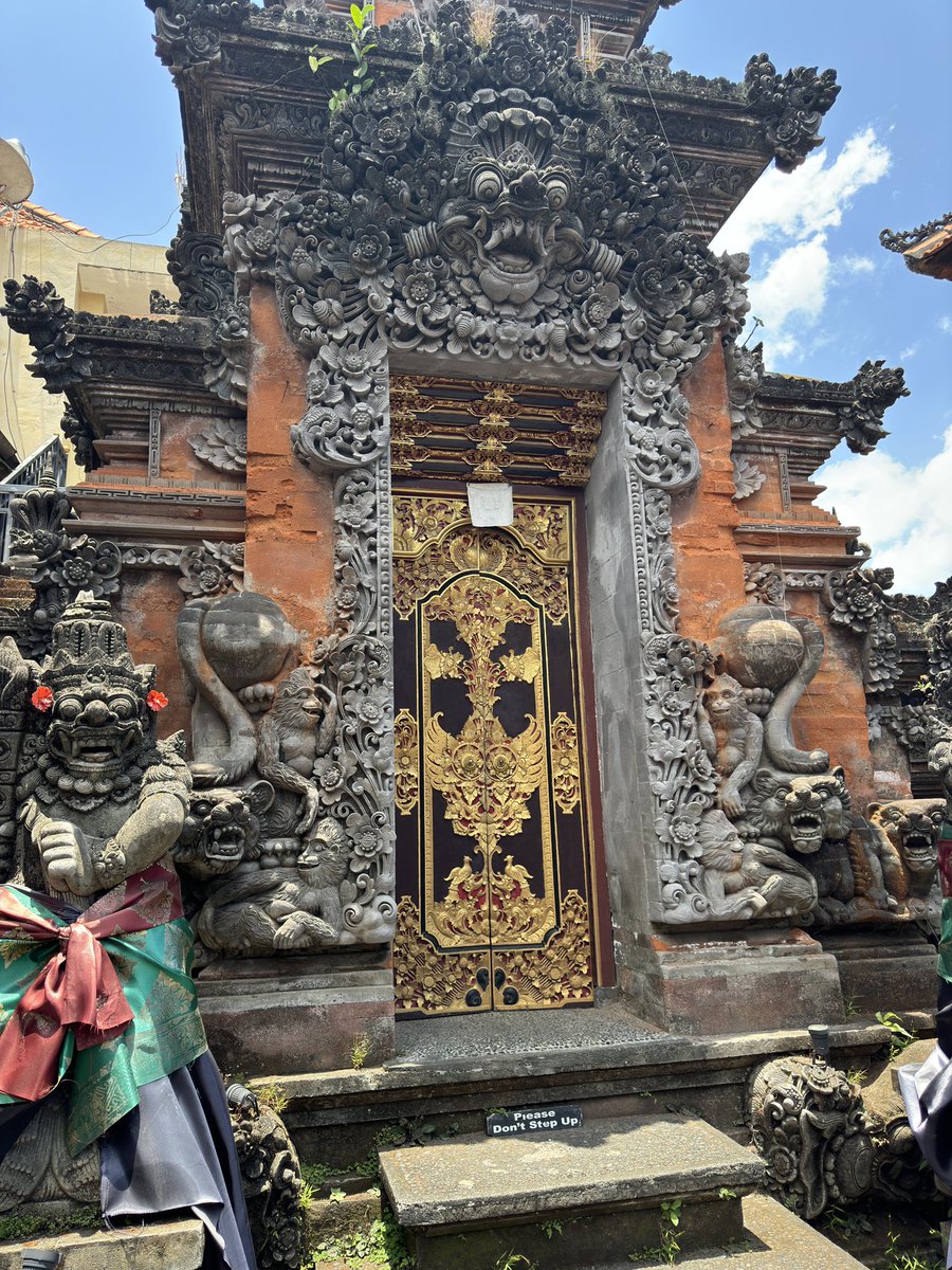 GuiLegrain's tweet photo. @Capetlevrai Après Bali c’est pas que des hôtels, c’est aussi de beau paysage et une culture de fou avec des temple incroyable 
Par contre, y’a un envers du décors de fou comme pas mal de payment de développement https://t.co/bFGJsUVAe6