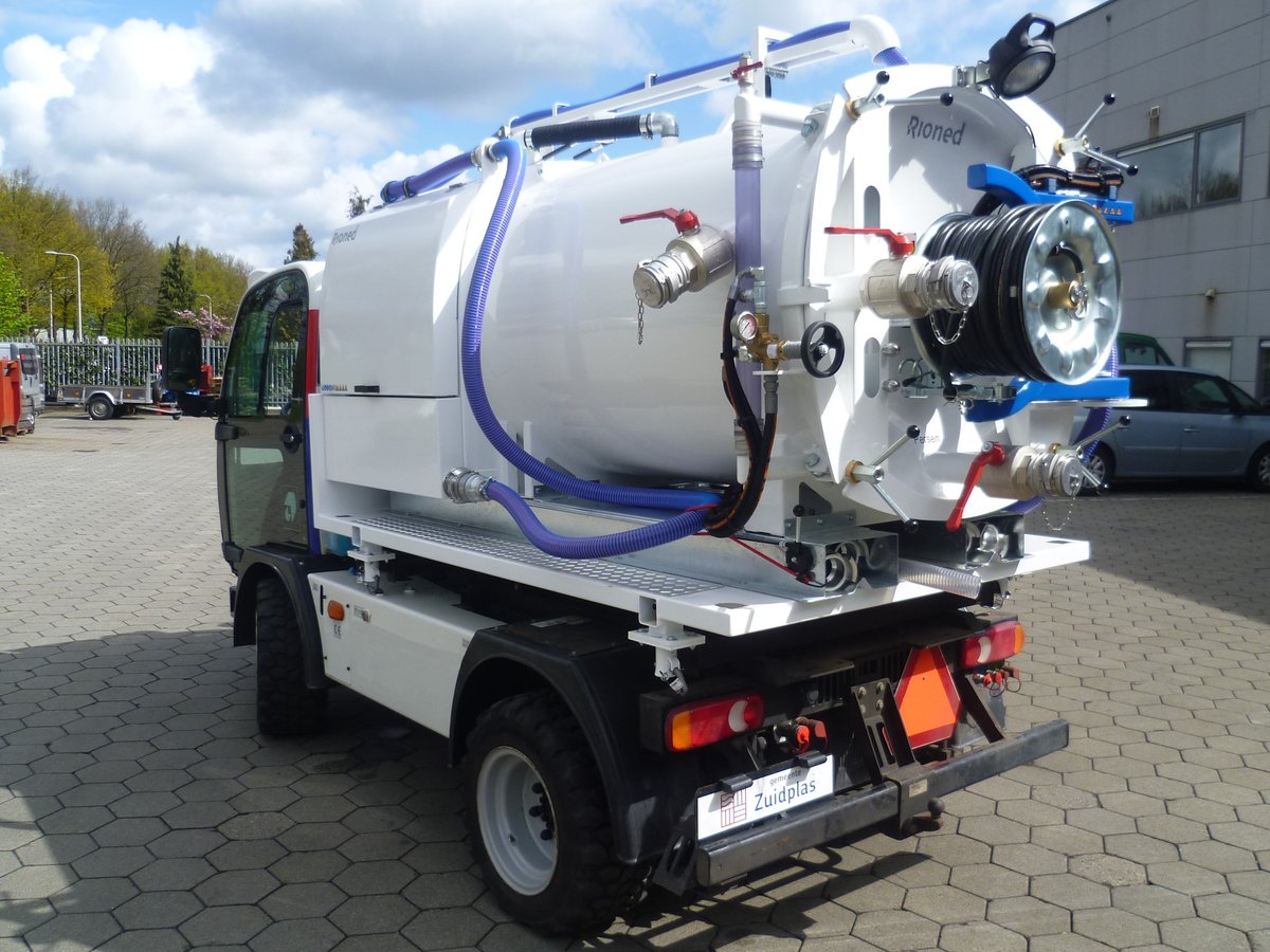 Grote vrachtwagens zijn niet altijd handig, zeker niet in nauwe straatjes of in gebouwen. Daarom kiezen sommige klanten van ons voor een zo’n klein mogelijke combi. Vandaar ook deze UniCom op een Ausa chassis. Met deze mini machine is iedere verstopping in de stad bereikbaar.