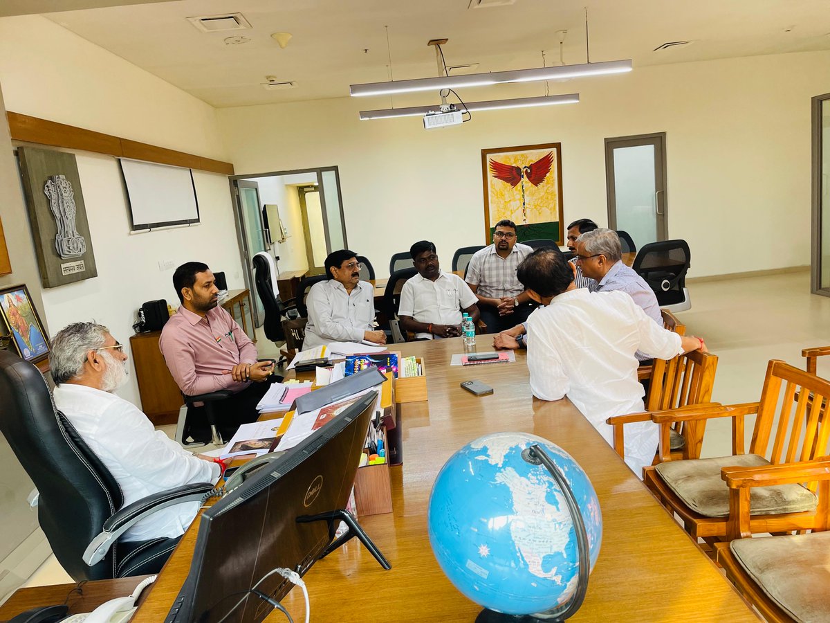 ikaushikvekaria's tweet photo. રાજ્ય સરકારના ઈકો સેન્સેટીવ ઝોનના લીધેલા નિર્ણયને લઈ અમરેલી જિલ્લાના ગ્રામીણ વિસ્તારમાં ખેડૂતોના હિત અને તેમની રજૂઆત અંગે ગાંધીનગર ખાતે વન મંત્રી શ્રી @Mulubhai_Bera  અને PCCF શ્રી વાસ્તવજી સાથે મુલાકાત કરી વિસ્તૃત ચર્ચા કરી ખેડૂતોના હિતમાં આ નિર્ણય અંગે હકારાત્મક અભિગમ દાખવી સરળ ભાષામાં ખેડૂતો સમજી શકે તેવી રજૂઆત પણ કરી.

વન મંત્રી શ્રી @Mulubhai_Bera એ આ બાબતે સકારાત્મક અભિગમ દાખવ્યો હતો.

આ દરમ્યાન ધારાસભ્ય શ્રી મહેશભાઈ કસવાલા, શ્રી જે. વી. કાકડીયા ઉપસ્થિત રહ્યા.