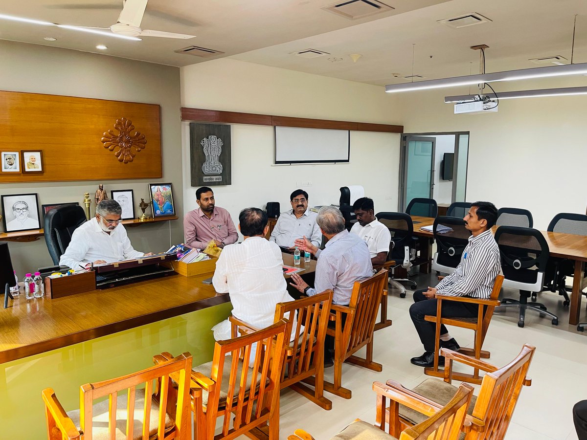 ikaushikvekaria's tweet photo. રાજ્ય સરકારના ઈકો સેન્સેટીવ ઝોનના લીધેલા નિર્ણયને લઈ અમરેલી જિલ્લાના ગ્રામીણ વિસ્તારમાં ખેડૂતોના હિત અને તેમની રજૂઆત અંગે ગાંધીનગર ખાતે વન મંત્રી શ્રી @Mulubhai_Bera  અને PCCF શ્રી વાસ્તવજી સાથે મુલાકાત કરી વિસ્તૃત ચર્ચા કરી ખેડૂતોના હિતમાં આ નિર્ણય અંગે હકારાત્મક અભિગમ દાખવી સરળ ભાષામાં ખેડૂતો સમજી શકે તેવી રજૂઆત પણ કરી.

વન મંત્રી શ્રી @Mulubhai_Bera એ આ બાબતે સકારાત્મક અભિગમ દાખવ્યો હતો.

આ દરમ્યાન ધારાસભ્ય શ્રી મહેશભાઈ કસવાલા, શ્રી જે. વી. કાકડીયા ઉપસ્થિત રહ્યા.