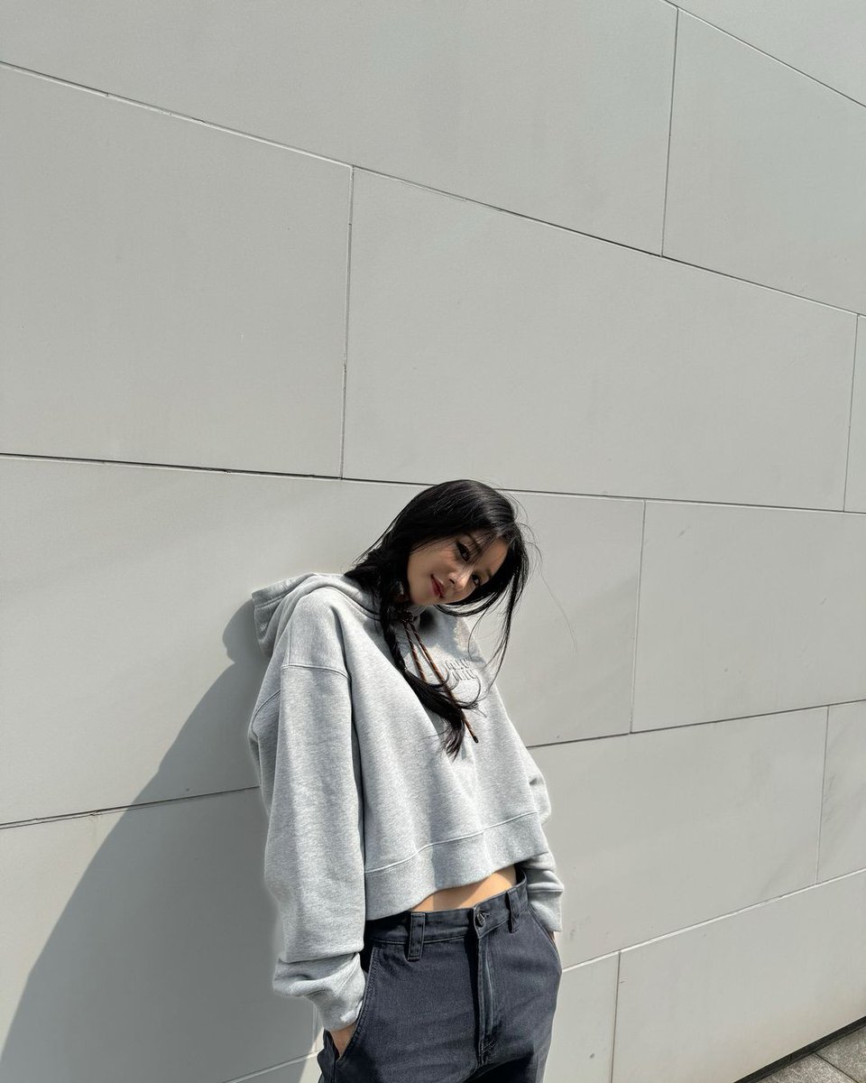 syjonly0406's tweet photo. Seo Yeaji, who returned after controversy, is this what she looks like in person? She looks like a doll with her hair braided
https://t.co/Z2hnS2naun https://t.co/ZajGoxDX4G