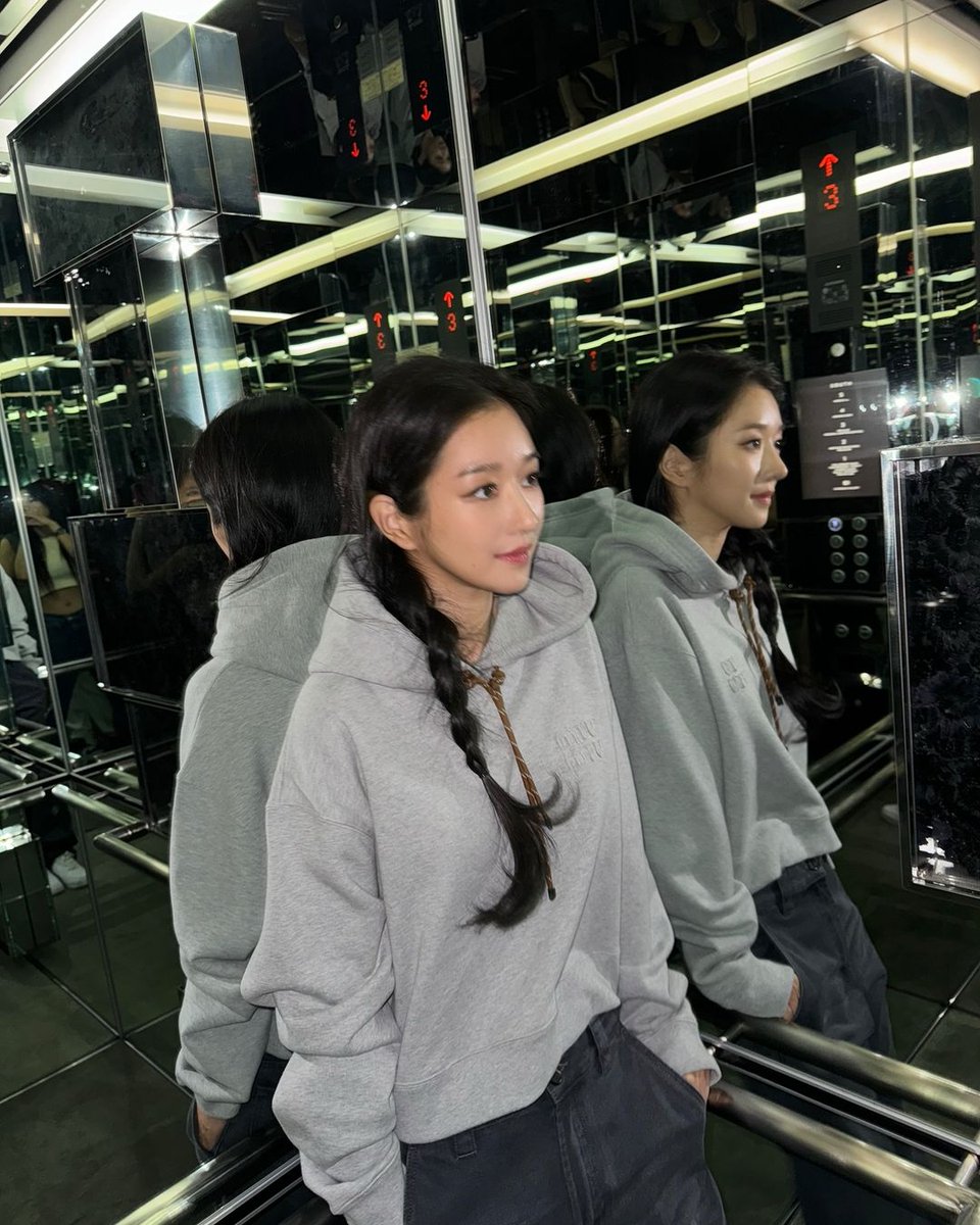 syjonly0406's tweet photo. Seo Yeaji, who returned after controversy, is this what she looks like in person? She looks like a doll with her hair braided
https://t.co/Z2hnS2naun https://t.co/ZajGoxDX4G