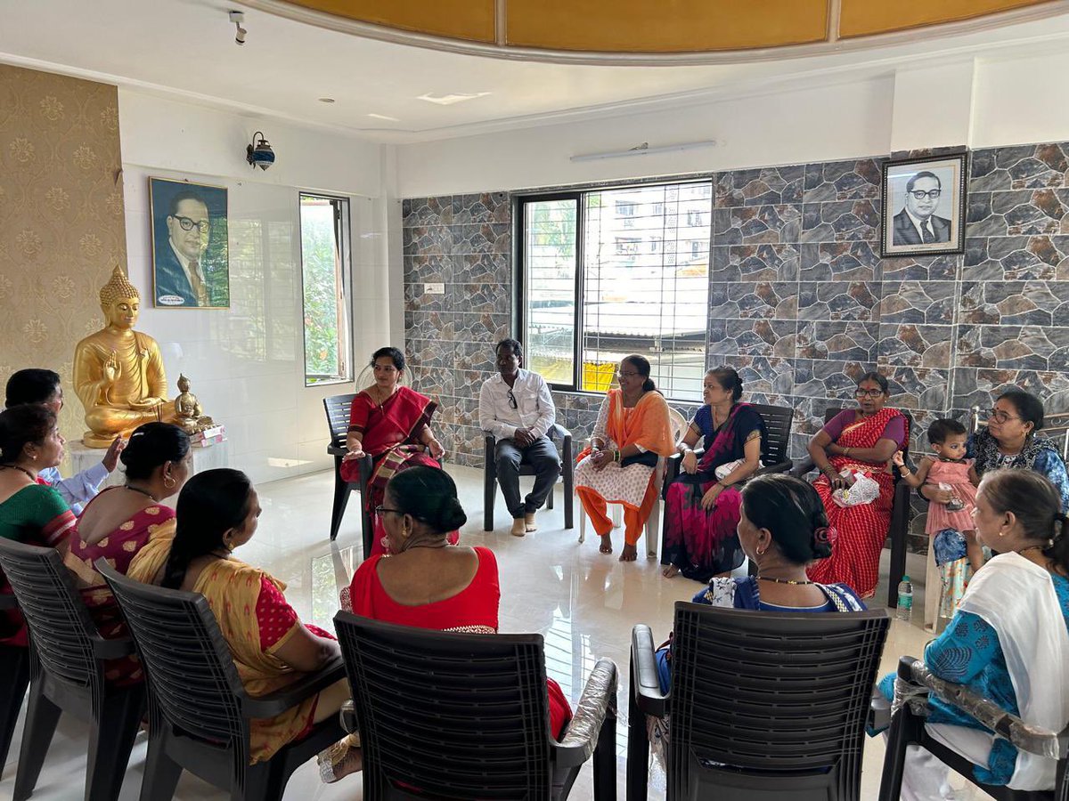 PratibhaGirkar's tweet photo. तक्षशीला बुद्ध विहारांमध्ये सरकारी योजनेच्या लाभार्थी व मुख्यमंत्र्यांच्या लाडक्या बहिणींशी हितगुज करत गप्पा मारताना नगरसेविका ऍड. @PratibhaGirkar , व सरकारच्या विविध योजनांचा आपल्याला कसा उपयोग होतो व त्याचा कसा फायदा करून घेता येईल याबद्दल माहिती देताना
#Labharthi
#LadkiBahin https://t.co/kyOZdK2YBJ