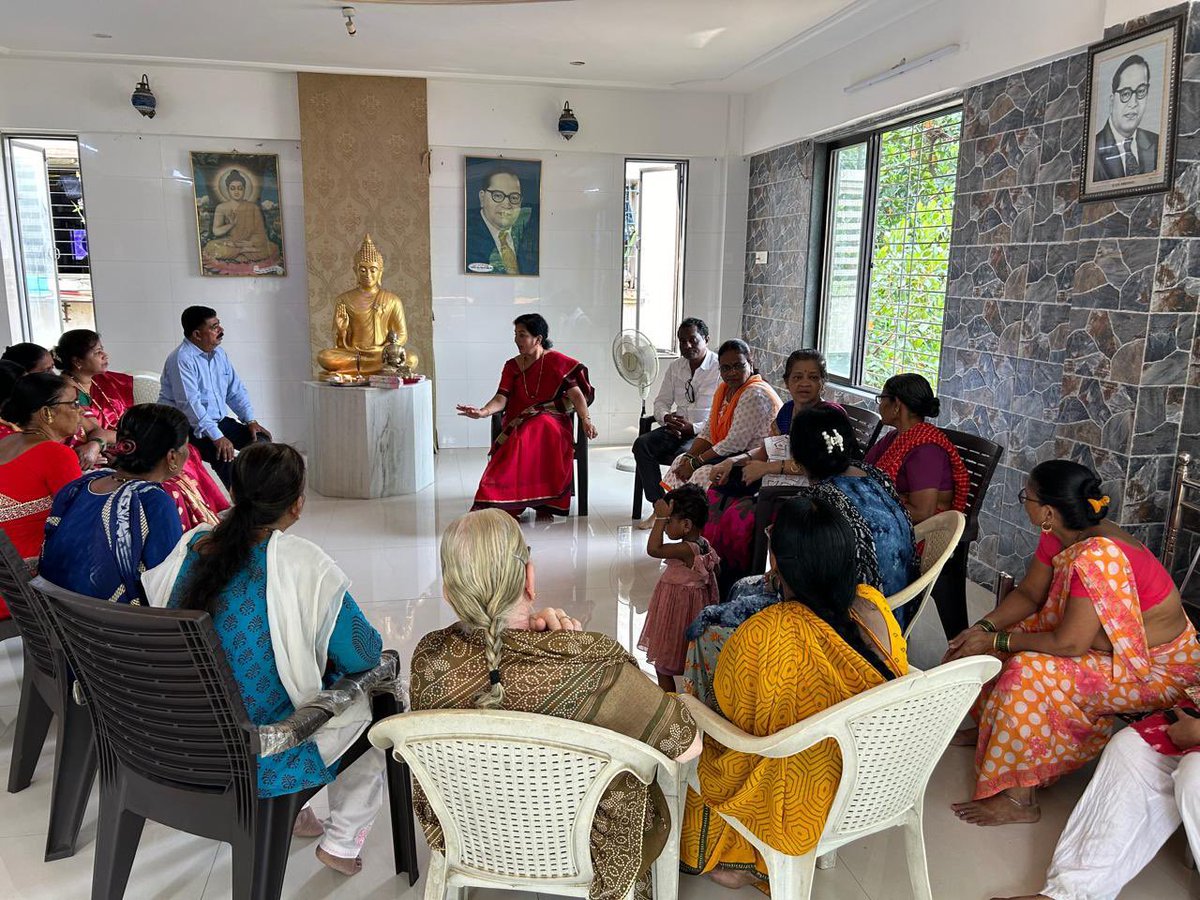 PratibhaGirkar's tweet photo. तक्षशीला बुद्ध विहारांमध्ये सरकारी योजनेच्या लाभार्थी व मुख्यमंत्र्यांच्या लाडक्या बहिणींशी हितगुज करत गप्पा मारताना नगरसेविका ऍड. @PratibhaGirkar , व सरकारच्या विविध योजनांचा आपल्याला कसा उपयोग होतो व त्याचा कसा फायदा करून घेता येईल याबद्दल माहिती देताना
#Labharthi
#LadkiBahin https://t.co/kyOZdK2YBJ