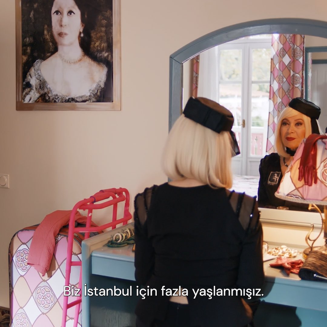 mubiturkiye's tweet photo. Hayatın gerçekleri. 

Ali Kemal Güven'in evliliğe ve ilişkilere dair kanıksanmış algılara neşeyle meydan okuduğu kısa filmi CAHİDE DEVEKUŞU'NUN AÇIK EVLİLİĞİ, MUBI'de gösterimde. https://t.co/eqxo6jnS1W